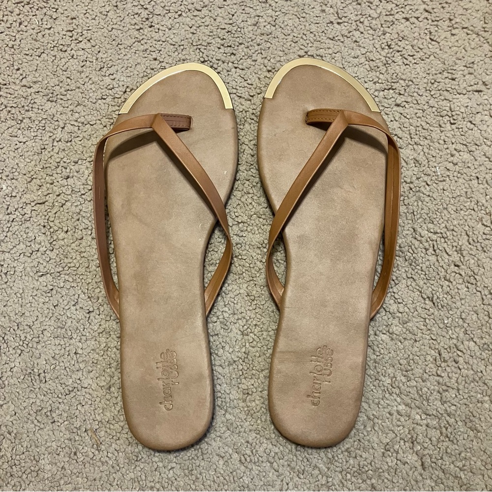 Charlotte Russe tan thong-style sandals metallic gold toe accent Sz 10 *NWOT*